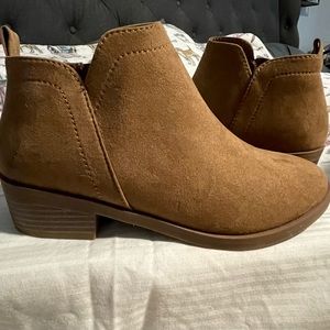 NWOT Time and Tru booties size 7